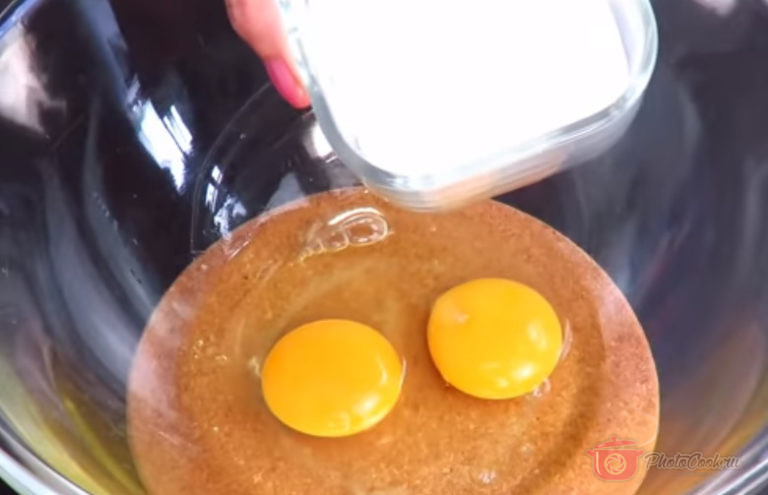 Приготовим тесто: В миску разбиваем яйца, всыпаем сахар, соль и…