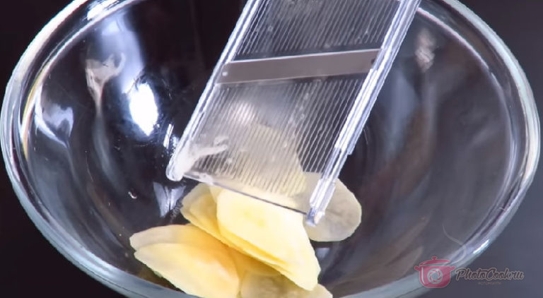 Очищенный картофель натереть на специальной тёрке. Кусочки будут тоненькие, от…