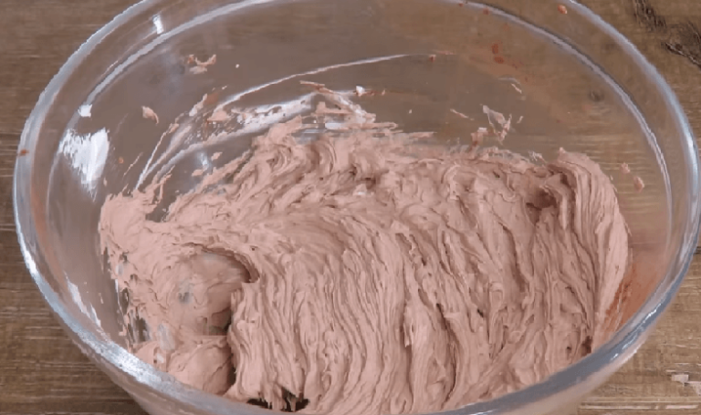 Во вторую часть сливок добавим какао-порошок и хорошо перемешаем. Получились…