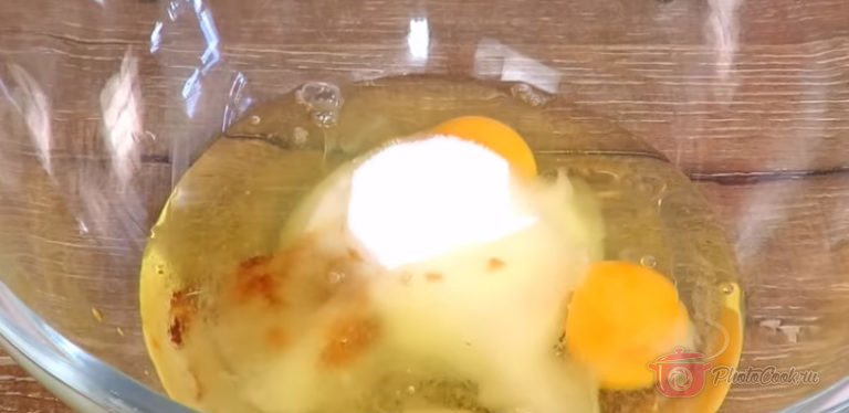 Готовим тесто: В миску разбиваем яйца, всыпаем сахар, добавляем экстракт…