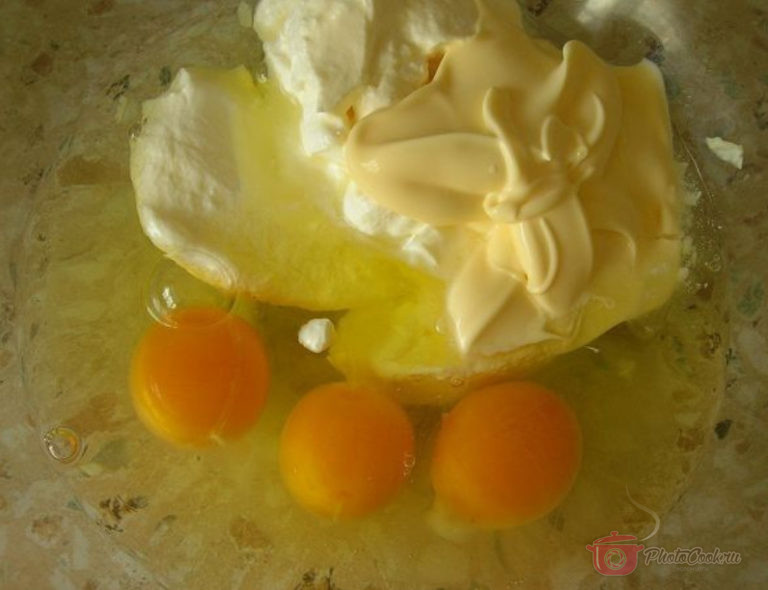 Перемешиваем яйца, соль, сметану и майонез.