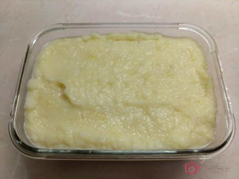 В форму для выпечки выложить часть картофельного пюре, разровнять. На…