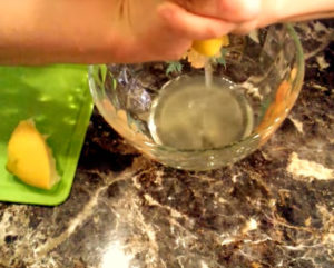 Лимон немного «покатать», помять и выжать из него сок.Подготовим стакан:…