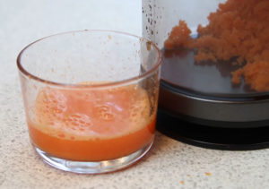 Горячей водой развести куркуму и томатную пасту.Выдавить сок из моркови.
